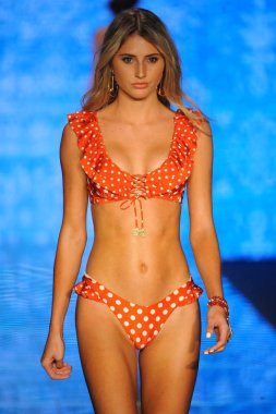 Miami Beach, Fl - 14 Temmuz: Bir modeli pist için Luli Fama Paraiso Moda Fuarı'nda Paraiso çadır üzerinde 14 Temmuz 2018 Miami Beach, Florida sırasında yürür. 