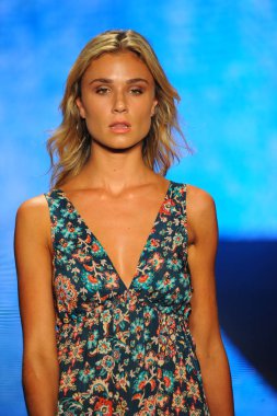 Miami Beach, Fl - 14 Temmuz: Bir modeli pist için Luli Fama Paraiso Moda Fuarı'nda Paraiso çadır üzerinde 14 Temmuz 2018 Miami Beach, Florida sırasında yürür. 