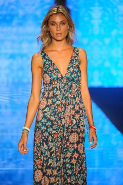 Miami Beach, Fl - 14 Temmuz: Bir modeli pist için Luli Fama Paraiso Moda Fuarı'nda Paraiso çadır üzerinde 14 Temmuz 2018 Miami Beach, Florida sırasında yürür. 