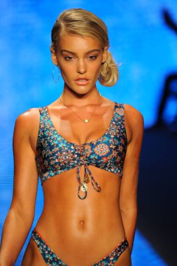 Miami Beach, Fl - 14 Temmuz: Bir modeli pist için Luli Fama Paraiso Moda Fuarı'nda Paraiso çadır üzerinde 14 Temmuz 2018 Miami Beach, Florida sırasında yürür. 