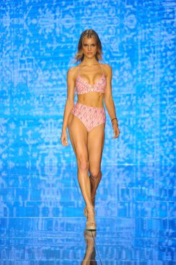Miami Beach, Fl - 14 Temmuz: Bir modeli pist için Luli Fama Paraiso Moda Fuarı'nda Paraiso çadır üzerinde 14 Temmuz 2018 Miami Beach, Florida sırasında yürür. 