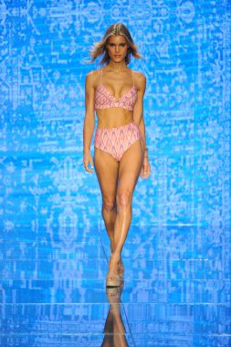 Miami Beach, Fl - 14 Temmuz: Bir modeli pist için Luli Fama Paraiso Moda Fuarı'nda Paraiso çadır üzerinde 14 Temmuz 2018 Miami Beach, Florida sırasında yürür. 
