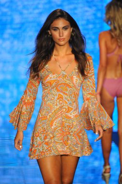Miami Beach, Fl - 14 Temmuz: Bir modeli pist için Luli Fama Paraiso Moda Fuarı'nda Paraiso çadır üzerinde 14 Temmuz 2018 Miami Beach, Florida sırasında yürür. 
