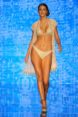 Miami Beach, Fl - 14 Temmuz: Bir modeli pist için Luli Fama Paraiso Moda Fuarı'nda Paraiso çadır üzerinde 14 Temmuz 2018 Miami Beach, Florida sırasında yürür. 
