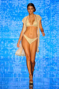 Miami Beach, Fl - 14 Temmuz: Bir modeli pist için Luli Fama Paraiso Moda Fuarı'nda Paraiso çadır üzerinde 14 Temmuz 2018 Miami Beach, Florida sırasında yürür. 