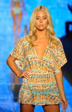 Miami Beach, Fl - 14 Temmuz: Bir modeli pist için Luli Fama Paraiso Moda Fuarı'nda Paraiso çadır üzerinde 14 Temmuz 2018 Miami Beach, Florida sırasında yürür. 