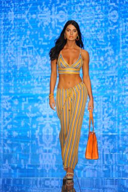 Miami Beach, Fl - 14 Temmuz: Bir modeli pist için Luli Fama Paraiso Moda Fuarı'nda Paraiso çadır üzerinde 14 Temmuz 2018 Miami Beach, Florida sırasında yürür. 