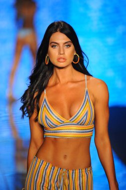 Miami Beach, Fl - 14 Temmuz: Bir modeli pist için Luli Fama Paraiso Moda Fuarı'nda Paraiso çadır üzerinde 14 Temmuz 2018 Miami Beach, Florida sırasında yürür. 