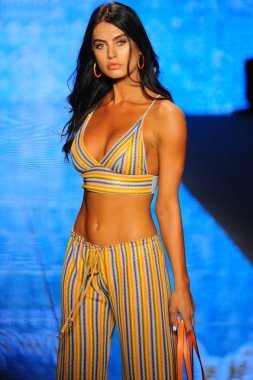 Miami Beach, Fl - 14 Temmuz: Bir modeli pist için Luli Fama Paraiso Moda Fuarı'nda Paraiso çadır üzerinde 14 Temmuz 2018 Miami Beach, Florida sırasında yürür. 