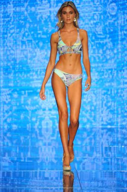 Miami Beach, Fl - 14 Temmuz: Bir modeli pist için Luli Fama Paraiso Moda Fuarı'nda Paraiso çadır üzerinde 14 Temmuz 2018 Miami Beach, Florida sırasında yürür. 