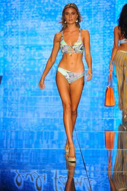 Miami Beach, Fl - 14 Temmuz: Bir modeli pist için Luli Fama Paraiso Moda Fuarı'nda Paraiso çadır üzerinde 14 Temmuz 2018 Miami Beach, Florida sırasında yürür. 