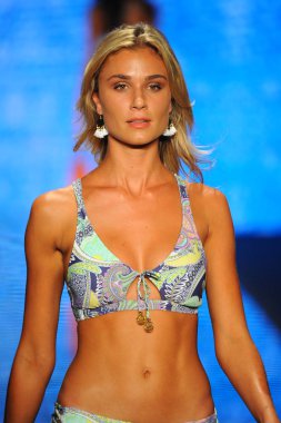 Miami Beach, Fl - 14 Temmuz: Bir modeli pist için Luli Fama Paraiso Moda Fuarı'nda Paraiso çadır üzerinde 14 Temmuz 2018 Miami Beach, Florida sırasında yürür. 