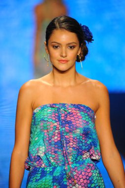 Miami Beach, Fl - 14 Temmuz: Bir modeli pist için Luli Fama Paraiso Moda Fuarı'nda Paraiso çadır üzerinde 14 Temmuz 2018 Miami Beach, Florida sırasında yürür. 