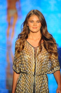 Miami Beach, Fl - 14 Temmuz: Bir modeli pist için Luli Fama Paraiso Moda Fuarı'nda Paraiso çadır üzerinde 14 Temmuz 2018 Miami Beach, Florida sırasında yürür. 