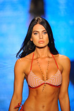 Miami Beach, Fl - 14 Temmuz: Bir modeli pist için Luli Fama Paraiso Moda Fuarı'nda Paraiso çadır üzerinde 14 Temmuz 2018 Miami Beach, Florida sırasında yürür. 