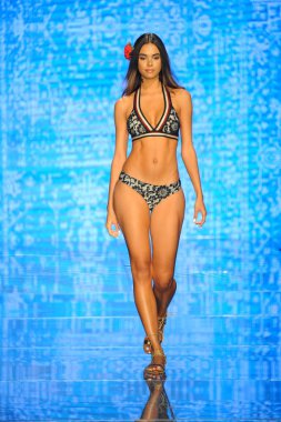Miami Beach, Fl - 14 Temmuz: Bir modeli pist için Luli Fama Paraiso Moda Fuarı'nda Paraiso çadır üzerinde 14 Temmuz 2018 Miami Beach, Florida sırasında yürür. 