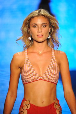 Miami Beach, Fl - 14 Temmuz: Bir modeli pist için Luli Fama Paraiso Moda Fuarı'nda Paraiso çadır üzerinde 14 Temmuz 2018 Miami Beach, Florida sırasında yürür. 