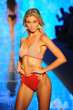 Miami Beach, Fl - 14 Temmuz: Bir modeli pist için Luli Fama Paraiso Moda Fuarı'nda Paraiso çadır üzerinde 14 Temmuz 2018 Miami Beach, Florida sırasında yürür. 