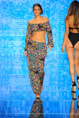 Miami Beach, Fl - 14 Temmuz: Bir modeli pist için Luli Fama Paraiso Moda Fuarı'nda Paraiso çadır üzerinde 14 Temmuz 2018 Miami Beach, Florida sırasında yürür. 