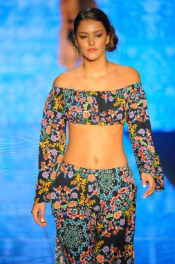 Miami Beach, Fl - 14 Temmuz: Bir modeli pist için Luli Fama Paraiso Moda Fuarı'nda Paraiso çadır üzerinde 14 Temmuz 2018 Miami Beach, Florida sırasında yürür. 