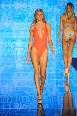 Miami Beach, Fl - 14 Temmuz: Bir modeli pist için Luli Fama Paraiso Moda Fuarı'nda Paraiso çadır üzerinde 14 Temmuz 2018 Miami Beach, Florida sırasında yürür. 