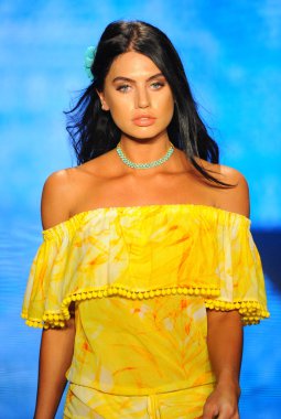 Miami Beach, Fl - 14 Temmuz: Bir modeli pist için Luli Fama Paraiso Moda Fuarı'nda Paraiso çadır üzerinde 14 Temmuz 2018 Miami Beach, Florida sırasında yürür. 