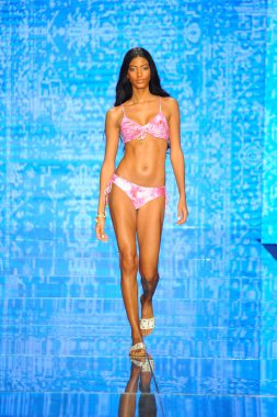 Miami Beach, Fl - 14 Temmuz: Bir modeli pist için Luli Fama Paraiso Moda Fuarı'nda Paraiso çadır üzerinde 14 Temmuz 2018 Miami Beach, Florida sırasında yürür. 