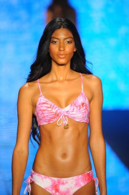 Miami Beach, Fl - 14 Temmuz: Bir modeli pist için Luli Fama Paraiso Moda Fuarı'nda Paraiso çadır üzerinde 14 Temmuz 2018 Miami Beach, Florida sırasında yürür. 