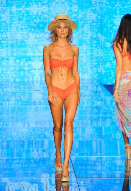Miami Beach, Fl - 14 Temmuz: Bir modeli pist için Luli Fama Paraiso Moda Fuarı'nda Paraiso çadır üzerinde 14 Temmuz 2018 Miami Beach, Florida sırasında yürür. 