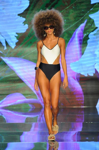 Miami Beach Juillet Mannequin Marche Sur Piste Pour Sinesia Karol — Photo