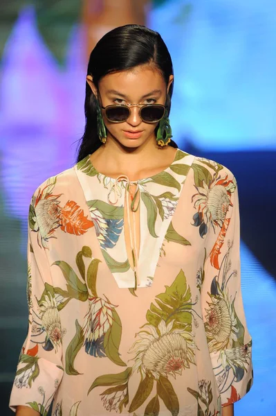 Miami Beach, Fl - 14 Temmuz: Bir modeli pist Sinesia Karol için Paraiso Moda Fuarı'nda Paraiso çadır üzerinde 14 Temmuz 2018 Miami Beach, Florida sırasında yürür.