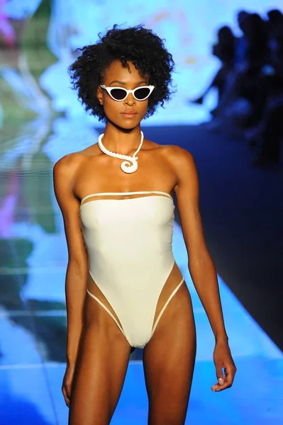 Miami Beach July Model Walks Runway Sinesia Karol Paraiso Fashion — Stock Photo, Image