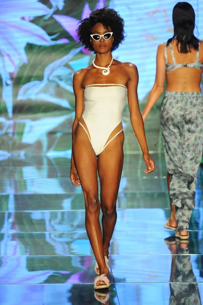 Miami Beach, Fl - 14 Temmuz: Bir modeli pist Sinesia Karol için Paraiso Moda Fuarı'nda Paraiso çadır üzerinde 14 Temmuz 2018 Miami Beach, Florida sırasında yürür.