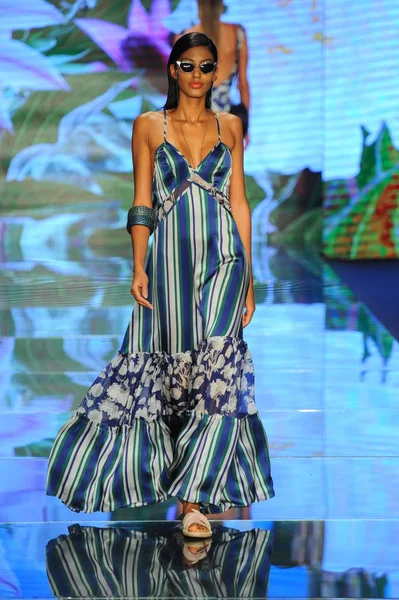 Miami Beach Julho Model Walks Runway Sinesia Karol Paraiso Fashion — Fotografia de Stock