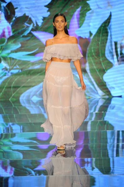 Miami Beach Julho Model Walks Runway Sinesia Karol Paraiso Fashion — Fotografia de Stock