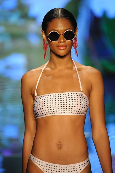 Miami Beach Juli Ein Model Läuft Über Den Laufsteg Für — Stockfoto