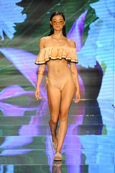 Miami Beach Julio Una Modelo Camina Por Pasarela Sinesia Karol — Foto de Stock