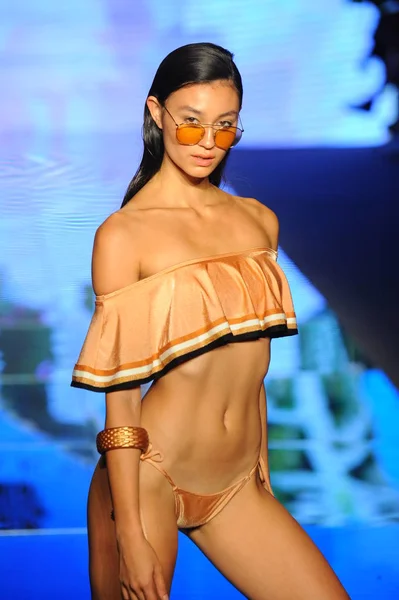 Miami Beach Juli Een Model Loopt Baan Voor Sinesia Karol — Stockfoto