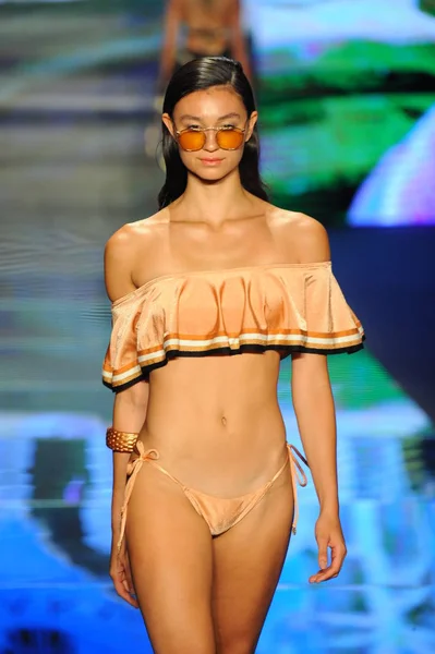Miami Beach, Fl - 14 Temmuz: Bir modeli pist Sinesia Karol için Paraiso Moda Fuarı'nda Paraiso çadır üzerinde 14 Temmuz 2018 Miami Beach, Florida sırasında yürür.