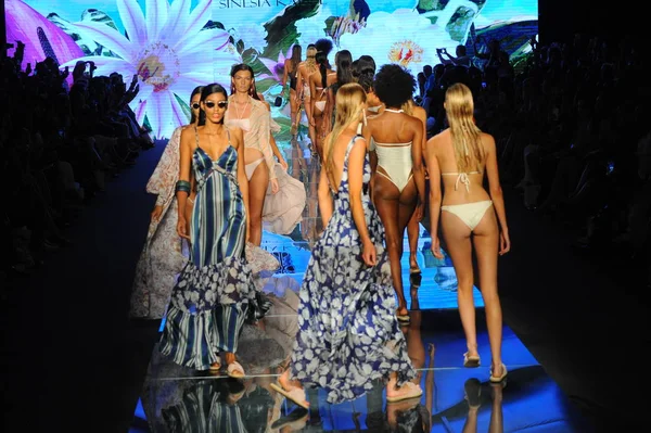Miami Beach Juillet Des Mannequins Marchent Sur Piste Finale Pour — Photo