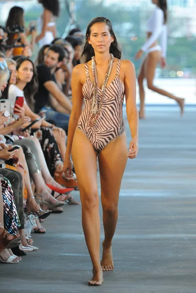 Miami, Fl - 14 Temmuz: Bir model Paraiso Moda Fuarı'nda 1111 Lincoln Road üzerinde 14 Temmuz 2018 Miami, Florida'da sırasında Acacia Resort 2019 için pist yürür. 
