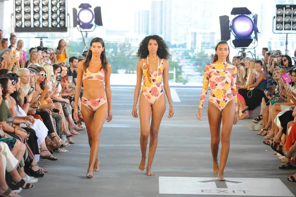 Miami Julho Modelos Caminham Pela Pista Para Acacia Resort 2019 — Fotografia de Stock