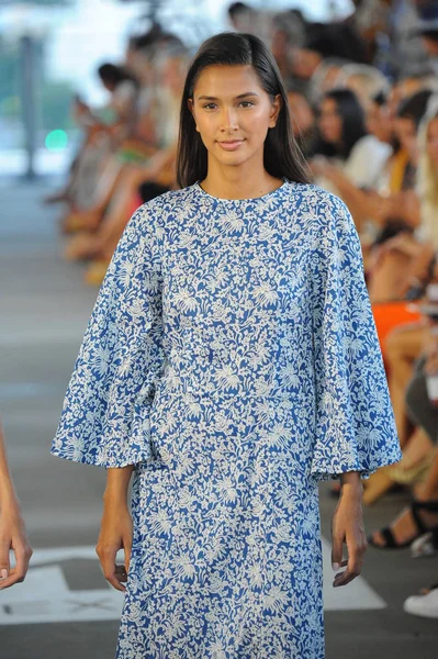 Miami, Fl - 14 Temmuz: Bir model Paraiso Moda Fuarı'nda 1111 Lincoln Road üzerinde 14 Temmuz 2018 Miami, Florida'da sırasında Acacia Resort 2019 için pist yürür. 