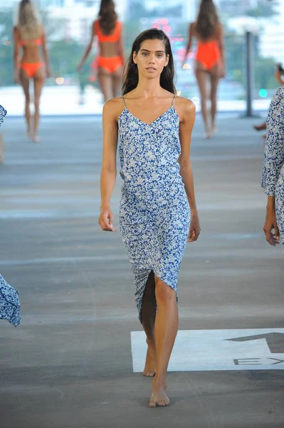 Miami, Fl - 14 Temmuz: Bir model Paraiso Moda Fuarı'nda 1111 Lincoln Road üzerinde 14 Temmuz 2018 Miami, Florida'da sırasında Acacia Resort 2019 için pist yürür. 