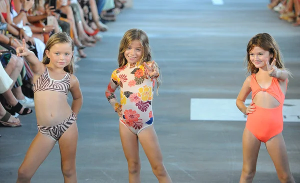 Miami, Fl - 14 Temmuz: Modelleri Paraiso Moda Fuarı'nda 1111 Lincoln Road üzerinde 14 Temmuz 2018 Miami, Florida'da sırasında pist Acacia Resort 2019 için yürüyüş. 
