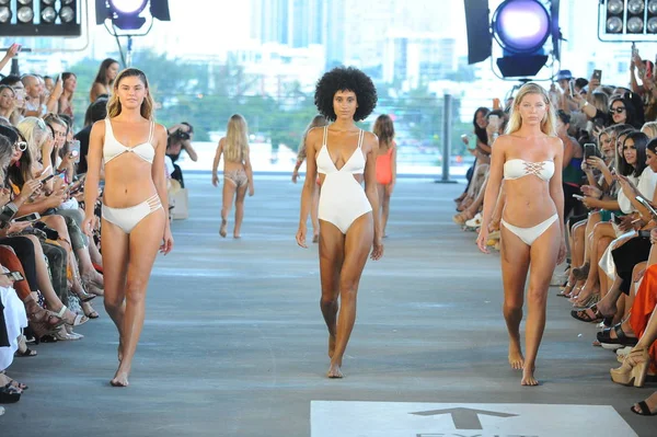 Miami, Fl - 14 Temmuz: Modelleri Paraiso Moda Fuarı'nda 1111 Lincoln Road üzerinde 14 Temmuz 2018 Miami, Florida'da sırasında pist Acacia Resort 2019 için yürüyüş. 