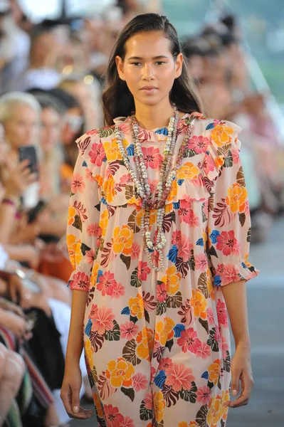 Miami, Fl - 14 Temmuz: Bir model Paraiso Moda Fuarı'nda 1111 Lincoln Road üzerinde 14 Temmuz 2018 Miami, Florida'da sırasında Acacia Resort 2019 için pist yürür. 