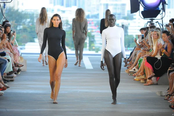 Miami, Fl - 14 Temmuz: Modelleri Paraiso Moda Fuarı'nda 1111 Lincoln Road üzerinde 14 Temmuz 2018 Miami, Florida'da sırasında pist Acacia Resort 2019 için yürüyüş. 