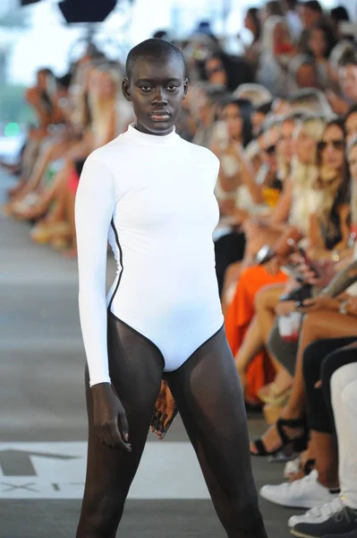 Miami Julho Model Walks Runway Acacia Resort 2019 Paraiso Fashion — Fotografia de Stock