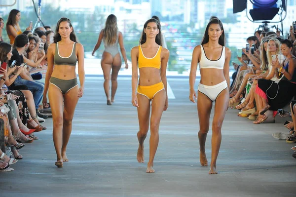 Miami Julho Modelos Caminham Pela Pista Para Acacia Resort 2019 — Fotografia de Stock